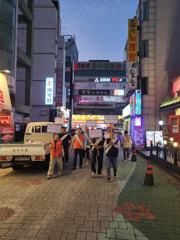 연수구는 도시미관을 저해하고 구민과 방문객들의 보행 불편을 초래하는 불법 광고물을 정비하기 위해 상가 밀집 지역을 중심으로 불법 광고물 민관 합동단속을 실시했다